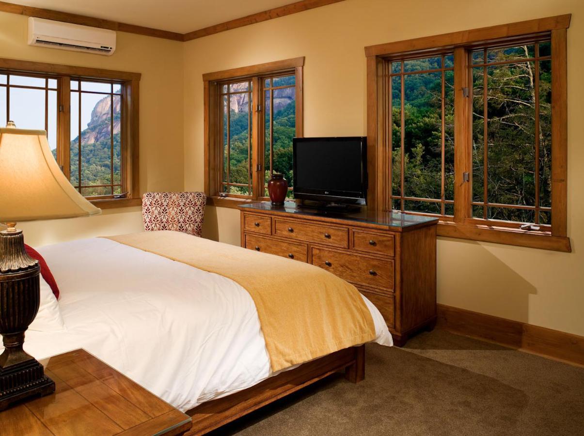 The Esmeralda Inn And Restaurant Chimney Rock Room photo